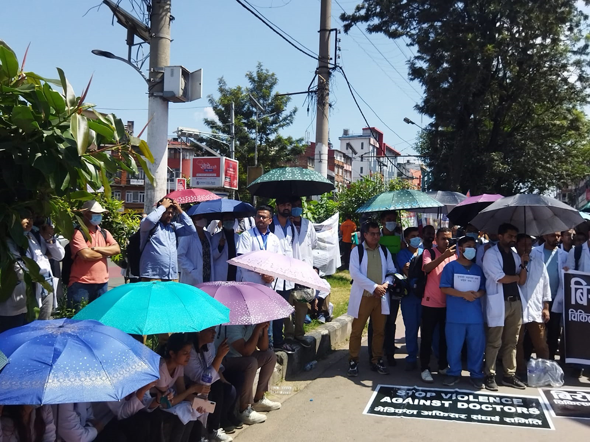 आवासीय चिकित्सकद्वारा वार्ता अस्वीकार